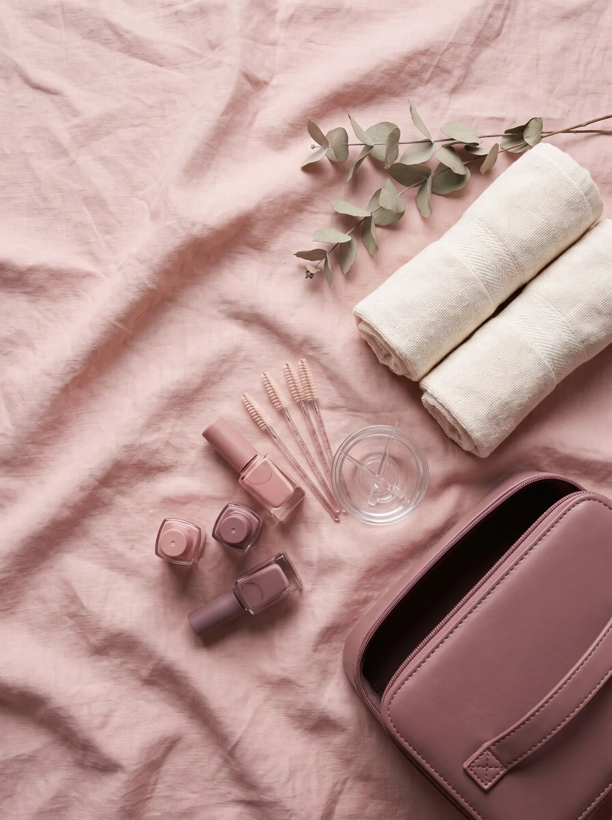 Lacke, Bürstchen und Tücher aus dem mobilen Beautystudio