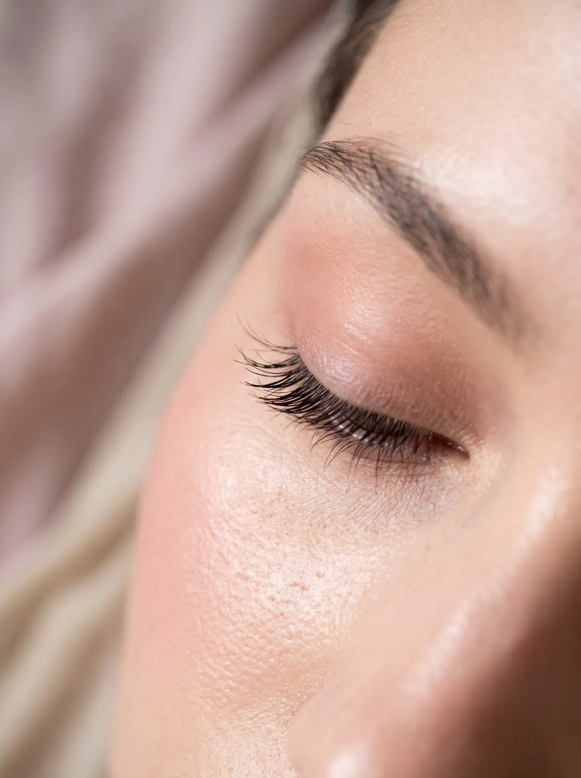 Geschwungene Wimpern nach einem Wimpernlifting